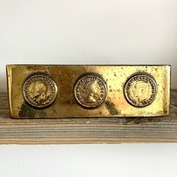 Cast brass military insignias ashtray - Picture 4 of 6